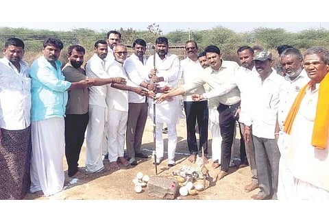 ಸಿಂಧನೂರು ತಾಲೂಕಿನ 40ನೇ ಉಪಕಾಲುವೆ ರಸ್ತೆ ರಿಪೇರಿ ಕಾಮಗಾರಿಗೆ ಮಸ್ಕಿ ಶಾಸಕ ಆರ್. ಬಸನಗೌಡ ತುರ್ವಿಹಾಳ ಭೂಮಿ ಪೂಜೆ ನೆರವೇರಿಸಿದರು. ಪಪಂ ಸದಸ್ಯ ಬಾಪುಗೌಡ ದೇವರಮನಿ, ಸಿರಾಜ ಪಾಷಾ, ಮರಿಸ್ವಾಮಿ ಹತ್ತಿಗುಡ್ಡ, ಗುತ್ತಿಗೆದಾರ ಶರಣೇಗೌಡ ಬುಕ್ಕನಹಟ್ಟಿ, ಮಹಾಂತೇಶ ಸಾಹುಕಾರ, ಶರಣಪ್ಪ ಹೊಸಗೌಡ್ರ ಇತರರಿದ್ದರು.