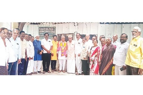 ಸಿಂಧನೂರು ತಾಲೂಕು ನಿವೃತ್ತ ನೌಕರರ ಸಂಘದಿಂದ ಹಮ್ಮಿಕೊಂಡಿದ್ದ ಶಿಕ್ಷಕರ ದಿನಾಚರಣೆಯಲ್ಲಿ ನಿವೃತ್ತ ಶಿಕ್ಷಕ ಸುಗೂರಯ್ಯಸ್ವಾಮಿ ಅವರನ್ನು ಸನ್ಮಾನಿಸಲಾಯಿತು. ನಿವೃತ್ತ ದೈಹಿಕ ಶಿಕ್ಷಣ ಶಿಕ್ಷಕ ಗಂಗಾಧರ ಕೌದಿ, ಪ್ರೌಢ ಶಾಲೆ ಮುಖ್ಯಶಿಕ್ಷಕ ಬೀರಪ್ಪ ಶಂಭೋಜಿ, ನಿವೃತ್ತ ನೌಕರರ ಸಂಘದ ಮಾಜಿ ಅಧ್ಯಕ್ಷ ಹುಲುಗಪ್ಪ, ಕಾರ್ಯದರ್ಶಿ ವೆಂಕಟರೆಡ್ಡಿ, ನೀರಾವರಿ ಇಲಾಖೆಯ ಅಂಬಣ್ಣ ಇತರರಿದ್ದರು.