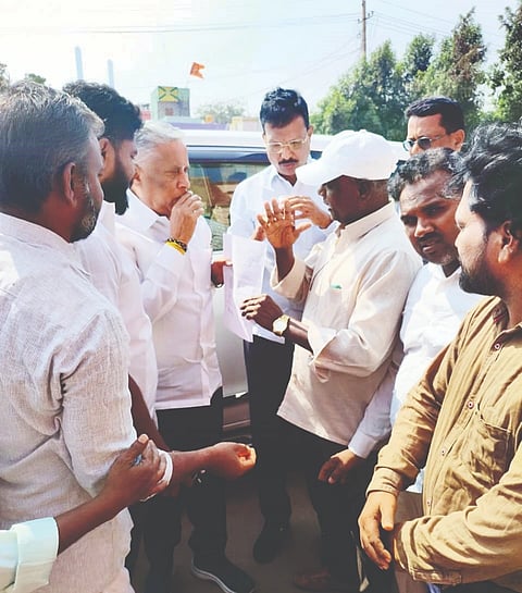 ಸಂಡೂರು ತಾಲೂಕು ತೋರಣಗಲ್‌ನಲ್ಲಿ ರೈಲ್ವೆ ಖಾತೆ ರಾಜ್ಯ ಸಚಿವ ವಿ.ಸೋಮಣ್ಣಗೆ ವಿವಿಧ ಸಂಘಟನೆಗಳ ಪದಾಧಿಕಾರಿಗಳು ಮನವಿ ಸಲ್ಲಿಸಿದರು. 