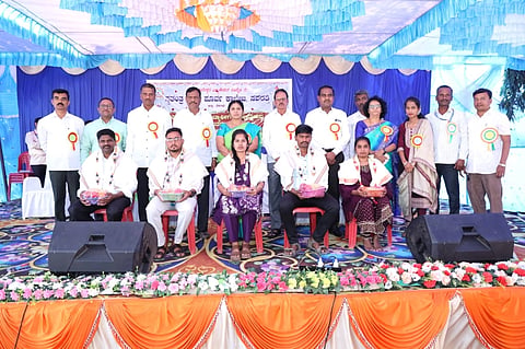 ಸವದತ್ತಿಯ ಶ್ರೀ ಕುಮಾರೇಶ್ವರ ಸ್ವತಂತ್ರ ಪಪೂ ಕಾಲೇಜಿನಲ್ಲಿ ಏರ್ಪಡಿಸಿದ್ದ ಬೀಳ್ಕೊಡುಗೆ ಕಾರ್ಯಕ್ರಮದಲ್ಲಿ ಸಾಧಕರನ್ನು ಸನ್ಮಾನಿಸಲಾಯಿತು. ಸದಾಶಿವ ಕೌಜಲಗಿ, ಡಾ.ವೀಣಾ ಬಿರಾದಾರ, ಕೆ.ಬಿ.ಕೋರಿ ಇತರರಿದ್ದರು.