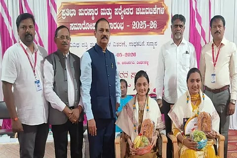 ತುಂಗಾ ಪಿಯು ಕಾಲೇಜಿನಲ್ಲಿ ಆಯೋಜಿಸಿದ್ದ ಕಾರ್ಯಕ್ರಮದಲ್ಲಿ ಬಿಕಾಂ ಪದವಿಯಲ್ಲಿ ರ‌್ಯಾಂಕ್ ಗಳಿಸಿದ ಈಶಾನ್ಯ ಮತ್ತು ಮನಿಶಾ ಆರ್. ಶೆಟ್ಟಿ ಅವರನ್ನು ಪುರಸ್ಕರಿಸಲಾಯಿತು. ಡಾ. ಬಿ.ಎಂ.ಪುಟ್ಟಯ್ಯ, ಕೆ.ಇ.ಪ್ರದೀಪ್, ಆರ್.ಕುಮಾರಸ್ವಾಮಿ ಇತರರಿದ್ದರು.