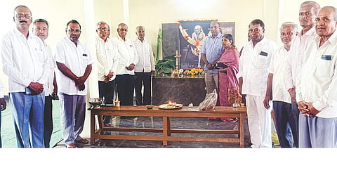 ಯಲಬುರ್ಗಾದ ಸಾಯಿ ಧ್ಯಾನ ಮಂದಿರದ 8ನೇ ವಾರ್ಷಿಕೋತ್ಸವ ನಿಮಿತ್ತ ವಿಶೇಷ ಪೂಜೆ ಹಮ್ಮಿಕೊಳ್ಳಲಾಗಿತ್ತು. ಮಂದಿರದ ಮುಖ್ಯಸ್ಥ ವಿಜಯ ಕುಮಾರ್ ದೇಸಾಯಿ, ವರ್ತಕರಾದ ಮಲ್ಲಿಕಾರ್ಜುನ ಉಳ್ಳಾಗಡ್ಡಿ, ಸಂಗಣ್ಣ ತೆಂಗಿನಕಾಯಿ, ಜಿಪಂ ಮಾಜಿ ಉಪಾಧ್ಯಕ್ಷ ಶಿವಶಂಕರ ದೇಸಾಯಿ, ವಕೀಲ ಬಿ.ಎಂ.ಶಿರೂರು, ಕಸಾಪ ಜಿಲ್ಲಾ ಮಾಜಿ ಅಧ್ಯಕ್ಷ ವೀರಣ್ಣ ನಿಂಗೋಜಿ, ನಿವೃತ್ತ ಶಿಕ್ಷಕ ಅಶೋಕ ಮಾಲಿಪಾಟೀಲ್ ಇತರರಿದ್ದರು.