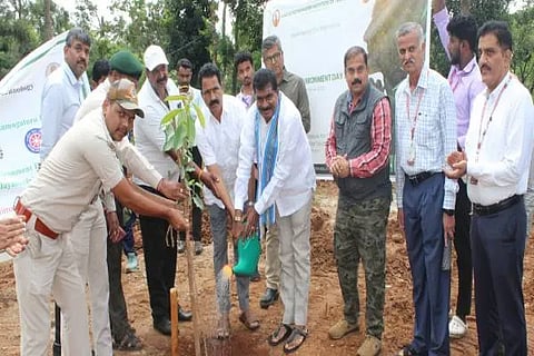 ಚಿಕ್ಕಮಗಳೂರಿನ ಎಐಟಿ ಕಾಲೇಜು ಆವರಣದಲ್ಲಿ ಶುಕ್ರವಾರ ಆಯೋಜಿಸಿದ್ಧ ವಿಶ್ವ ಪರಿಸರ ದಿನಾಚರಣೆ ಕಾರ್ಯಕ್ರಮವನ್ನು ಶಾಸಕ ಎಚ್.ಡಿ.ತಮ್ಮಯ್ಯ ಸಸಿ ನೆಡುವ ಮೂಲಕ ಉದ್ಘಾಟಿಸಿದರು.