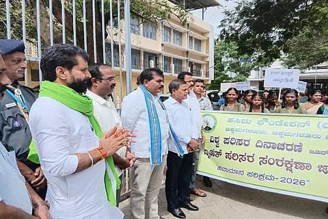 ಚಿಕ್ಕಮಗಳೂರಿನ ತಾಲೂಕು ಕಚೇರಿಯಿಂದ ಹಮ್ಮಿಕೊಂಡಿದ್ದ ಪರಿಸರ ಜಾಗೃತಿ ಜಾಥವನ್ನು ಶಾಸಕ ಎಚ್.ಡಿ. ತಮ್ಮಯ್ಯ ಉದ್ಘಾಟಿಸಿದರು. ಸಿ.ಟಿ.ರವಿ, ಮಂಜೇಗೌಡ ಮತ್ತಿತರರಿದ್ದರು.