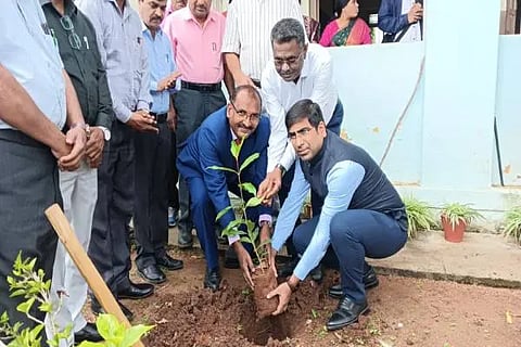 ಚಿಕ್ಕಮಗಳೂರು ಜ್ಯೋತಿನಗರದ ಸಂತ ಜೋಸೆಫರ ಪ್ರೌಢಶಾಲೆಯಲ್ಲಿ ಶುಕ್ರವಾರ ಜಿಲ್ಲಾಡಳಿತ, ಜಿಲ್ಲಾ ಕಾನೂನು ಸೇವೆಗಳ ಪ್ರಾಧಿಕಾರ ಹಾಗೂ ವಿವಿಧ ಇಲಾಖೆಗಳ ಆಶ್ರಯದಲ್ಲಿ ಹಮ್ಮಿಕೊಂಡಿದ್ದ ವಿಶ್ವ ಪರಿಸರ ದಿನಾಚರಣೆ ಕಾರ್ಯಕ್ರಮವನ್ನು ಡಿಸಿ ಭನ್ವರ್ ಸಿಂಗ್ ಮೀನಾ ಸಸಿ ನೆಡುವ ಮೂಲಕ ಉದ್ಘಾಟಿಸಿದರು.
