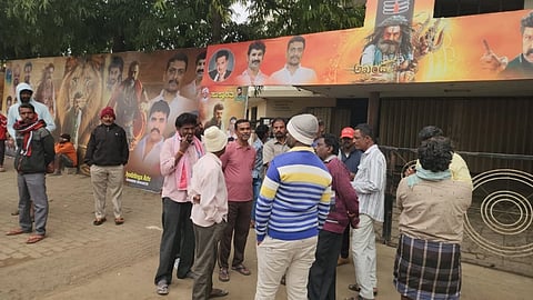 ಚಿತ್ರಮಂದಿರದಿಂದ ವಾಪಸಾದ ಅಭಿಮಾನಿಗಳು 