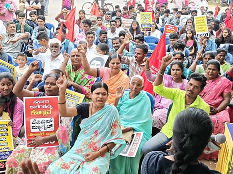 ಚನ್ನಪಟ್ಟಣದ ಸಾತನೂರು ಸರ್ಕಲ್​ನಲ್ಲಿ ಮ್ಯಾಗ್ನೆಟ್​ ಶಾಲೆಗೆ ಸರ್ಕಾರಿ ಶಾಲೆಗಳ ವಿಲೀನ ವಿರೋಧಿಸಿ ಹಮ್ಮಿಕೊಂಡಿದ್ದ ಪ್ರತಿಭಟನಾ ಸಭೆಯಲ್ಲಿ ಕಾರ್ಯದರ್ಶಿ ಅಜಯ್​ ಕಾಮತ್​, ಆಶಾ ಕಾರ್ಯಕರ್ತೆಯರ ಸಂದ ಎಂ.ಉಮಾದೇವಿ, ಮುಖಂಡರಾದ ಎಚ್​.ಪಿ. ಶಿವಪ್ರಕಾಶ್​, ಸಾರ್ವಜನಿಕ ಶಿಣ ಉಳಿಸಿ ಸಮಿತಿ ಅಧ್ಯ ಮಂಜುನಾಥ್​ ಇತರರಿದ್ದರು.