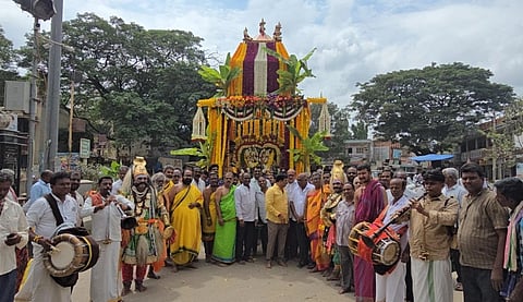 ಶಿಡ್ಲಘಟ್ಟದ 3ನೇ ವಾರ್ಡ್​ನಲ್ಲಿ ನಗರಸಭೆಯಿಂದ ಕೊಳವೆ ಬಾವಿ ಕೊರೆಸಲಾಯಿತು. ನಗರಸಭೆ ಅಧ್ಯಕ್ಷ ಎಂ.ವೆಂಕಟಸ್ವಾಮಿ, ಸ್ಥಳಿಯರಾದ ಮನೋಹರ್​, ನವೀನ್​, ನಾಗರಾಜ್​ ಇದ್ದರು.