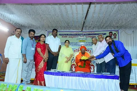 ಹೊಳೆಹೊನ್ನೂರು ಸಮೀಪದ ಚಂದನಕೆರೆಯಲ್ಲಿ ಆಯೋಜಿಸಿದ್ದ ಮದ್ಯವರ್ಜನ ಶಿಬಿರದಲ್ಲಿ ಶ್ರೀ ಬಸವ ಮರುಳಸಿದ್ದ ಸ್ವಾಮೀಜಿ ಅವರನ್ನು ಗೌರವಿಸಲಾಯಿತು. ಶಾರದಾ ಪೂರ‌್ಯಾನಾಯ್ಕಾ, ಪಾಲಾಕ್ಷಪ್ಪ, ಎಚ್.ಎನ್.ನಾಗರಾಜ್ ಇತರರಿದ್ದರು.