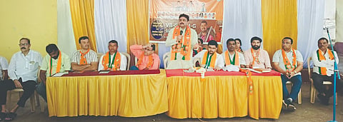 ಹಳಿಯಾಳದ ಗಣೇಶ ಕಲ್ಯಾಣ ಮಂಟಪದಲ್ಲಿ ಆಯೋಜಿಸಿದ್ದ ವಿಬಿಜಿ ರಾಮ್ಜಿ ಜಾಗೃತಿ ಕಾರ್ಯಕ್ರಮದಲ್ಲಿ ಮಾಜಿ ಶಾಸಕ ಸುನೀಲ ಹೆಗಡೆ ಮಾತನಾಡಿದರು. ವಿಪ ಮಾಜಿ ಸದಸ್ಯ ಎಸ್.ಎಲ್. ಘೋಟ್ನೇಕರ ಮತ್ತಿತರರಿದ್ದಾರೆ.
