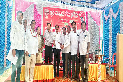 ಕಡೂರಲ್ಲಿ ಆಯೋಜಿಸಿದ್ದ ಸಮಾವೇಶದಲ್ಲಿ ನೌಕರರ ಬೇಡಿಕೆ ಈಡೇರಿಸುವಂತೆ ಒತ್ತಾಯಿಸಿ ಎಸ್.ವಿಜಯ್ ಕುಮಾರ್ ಇಒ ಸಿ.ಆರ್.ಪ್ರವೀಣ್ಗೆ ಮನವಿ ಸಲ್ಲಿಸಿದರು.