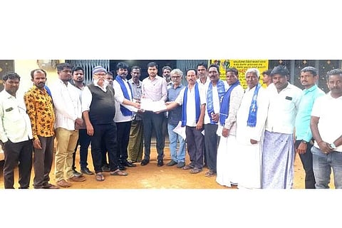 ಕಂಪ್ಲಿ ತಹಸೀಲ್ದಾರ್ ಜೂಗಲ ಮಂಜುನಾಯಕಗೆ ನಾನಾ ಸಂಘಟನೆಗಳ ಪದಾಧಿಕಾರಿಗಳು ಮನವಿ ಸಲ್ಲಿಸಿದರು. ಪ್ರಮಮುಖರಾದ ವಸಂತರಾಜ ಕಹಳೆ, ಕರಿಯಪ್ಪ ಗುಡಿಮನಿ, ರವಿ ಮಣ್ಣೂರು, ಕೆ.ಲಕ್ಷ್ಮಣ, ಪಿ.ಯುಗಂಧರನಾಯ್ಡು ಇತರರಿದ್ದರು.