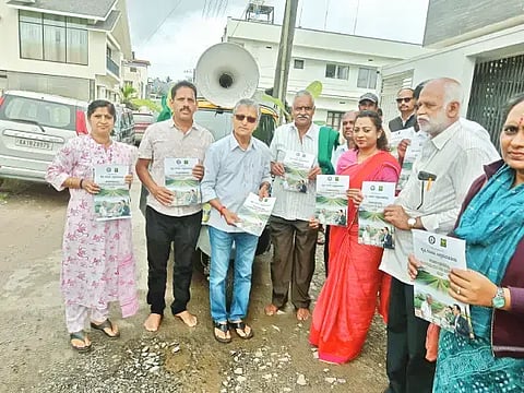 ಮೂಡಿಗೆರೆ ಕೃಷಿ ಇಲಾಖೆಯಿಂದ ಭತ್ತದ ಬೆಳೆಗೆ ವಿಮಾ ಯೋಜನೆಯ ಅರಿವು ಮೂಡಿಸುವ ಆಟೋ ಪ್ರಚಾರಕ್ಕೆ ಶಾಸಕಿ ನಯನಾ ಮೋಟಮ್ಮ ಚಾಲನೆ ನೀಡಿದರು. ಪಿ.ಕೆ.ನಾಗೇಶ್, ಬಿ.ಆರ್.ಯತೀಶ್, ಜಗನ್ನಾಥ ಗೌಡ, ಬಿ.ಕೆ.ಚಂದ್ರಶೇಖರ್, ಸುಮಾ, ದಿವ್ಯಾ, ಅಮರೇಶ್, ರಶ್ಮಿ, ಅನನ್ಯಾ ಇತರರಿದ್ದರು.