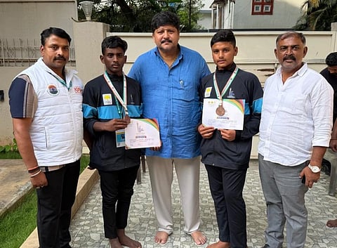 ಮಾಗಡಿ ಪಟ್ಟಣದ ಸರಸ್ವತಿ ವಿದ್ಯಾಮಂದಿರ ಶಾಲೆಯ ಕಿಶನ್​.ವಿ.ಎನ್​ ಹಾಗೂ ಜೀವನ್​ ಗೌಡ ಕುಸ್ತಿ ಸ್ಪರ್ಧೆಯಲ್ಲಿ ಕಂಚಿನ ಪದಕ ಪಡೆದಿದ್ದಾರೆ. ಕರ್ನಾಟಕ ಕುಸ್ತಿ ಸಂದ ಪ್ರಧಾನ ಕಾರ್ಯದರ್ಶಿ ಜೆ.ಶ್ರೀನಿವಾಸ್​, ತಾಂತ್ರಿಕ ತರಬೇತಿ ಅಧ್ಯಕ್ಷ ವಿನೋದ್​, ಸಿಇಒ ನಾಗೇಶ್​.ಎಸ್​ ಇದ್ದರು.