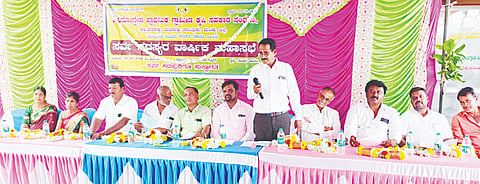ಮಳವಳ್ಳಿ ತಾಲೂಕಿನ ಕ್ಯಾತನಹಳ್ಳಿ ವಿವಿಧೋದ್ದೇಶ ಪ್ರಾಥಮಿಕ ಗ್ರಾಮೀಣ ಕೃಷಿ ಸಹಕಾರ ಸಂಘದ ವಾರ್ಷಿಕ ಸಭೆಯಲ್ಲಿ ಅಧ್ಯಕ್ಷ ಟಿ.ಎಂ.ಮಹೇಶ್ ಮಾತನಾಡಿದರು. ಉಪಾಧ್ಯಕ್ಷ ಎಸ್.ನಾರಾಯಣ, ನಿರ್ದೇಶಕರಾದ ಶಿವಲಿಂಗಯ್ಯ, ಆರ್.ಎಲ್.ರವಿಶಂಕರ್ ಇತರರು ಇದ್ದರು.