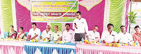 ಸುಜ್ಜಲೂರು ಸೊಸೈಟಿ ವಾರ್ಷಿಕ ಸಭೆಯಲ್ಲಿ ಪ್ರತಿಭಾವಂತ ವಿದ್ಯಾರ್ಥಿಗಳನ್ನು ಅಭಿನಂದಿಸಲಾಯಿತು. ಎಂ.ರಾಜೇಂದ್ರ, ದೊಡ್ಡಯ್ಯ, ಎಚ್.ಬಿ.ಚಂದ್ರು, ಡಿ.ಪಿ.ಸೋಮಶೇಖರ್, ಮಹದೇವಪ್ಪ, ಮಹದೇವಸ್ವಾಮಿ, ಚಂದ್ರಪ್ಪ, ರೇವಣ್ಣ, ಮಹದೇವು, ಶಿವಲಿಂಗಮ್ಮ, ನಾಗಲಾಂಬಿಕಾ ಇದ್ದರು.