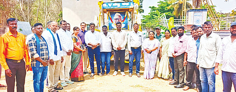 ಮಳವಳ್ಳಿ ತಾಲೂಕು ಆಡಳಿತದ ವತಿಯಿಂದ ಭಾನುವಾರ ಆಯೋಜಿಸಿದ್ದ ಬಾಬು ಜಗಜೀವನ್ ರಾಮ್ 118ನೇ ಜಯಂತಿ ಆಚರಣೆ ಪ್ರಯುಕ್ತ  ಬಾಬುಜಗಜೀವನ್ ರಾಮ್ ಅವರ ಭಾವಚಿತ್ರ ಮೆರವಣಿಗೆಗೆ ತಾಪಂ ಇಒ ಶ್ರೀನಿವಾಸ್ ಚಾಲನೆ ನೀಡಿದರು. ಉಮಾ, ನಾಗರತ್ನ, ಮಂಜುನಾಥ್, ಶಾಂತಕುಮಾರ್, ವೆಂಕಟೇಶ್, ರಮೇಶ್, ಶಿವಾನಂದ, ಅರುಣ್, ಸುರೇಶ್ ಇದ್ದರು. 