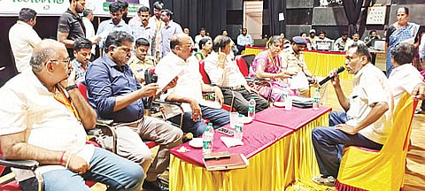 ಮಳವಳ್ಳಿ ಪಟ್ಟಣದ ಅಂಬೇಡ್ಕರ್ ಭವನದಲ್ಲಿ ಆಯೋಜಿಸಿದ್ದ ಪ್ರಜಾಸೇವಾ ಆಂದೋಲನ ಕಾರ್ಯಕ್ರಮದಲ್ಲಿ ವಿಧಾನ ಪರಿಷತ್ ಸದಸ್ಯ ಬಿ.ಎಸ್.ಶಿವಣ್ಣ ಸಾರ್ವಜನಿಕರಿಂದ ಅಹವಾಲು ಆಲಿಸಿದರು. ತಹಸೀಲ್ದಾರ್ ಲೋಕೇಶ್, ಇಒ ಶ್ರೀನಿವಾಸ್ ಇದ್ದರು. 