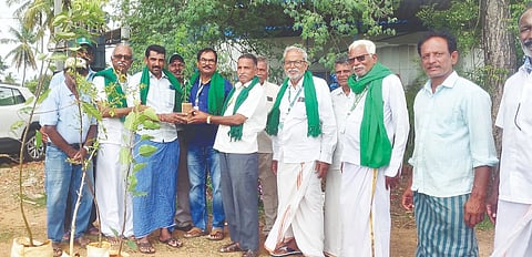 ಮಳವಳ್ಳಿ ಪಟ್ಟಣದಲ್ಲಿ ಸಂಪೂರ್ಣ ಸಾವಯವ ಕೃಷಿಕರ ಸಂಘದ ವತಿಯಿಂದ  ಪಂಚವಟಿ ಎಂಬ ವಿನೂತನ ಅಭಿಯಾನ ಹಮ್ಮಿಕೊಳ್ಳಲಾಗಿತ್ತು. ಪಟ್ಟಣದ ಹಂದಿನಾಗಣ್ಣ ತೋಟದಲ್ಲಿ ಸಂಘದ 108 ಸದಸ್ಯರಿಗೆ ಬಿಲ್ವ, ಅತ್ತಿ, ಅರಳಿ, ಬೇವು ಮತ್ತು ಬನ್ನಿ ಗಿಡಗಳನ್ನು ವಿತರಿಸುವ ಮೂಲಕ ವಿಶ್ವ ಪರಿಸರ ದಿನ ಆಚರಿಸಿದರು. ಸಂಘದ ಅಧ್ಯಕ್ಷ ಮಹೇಶ್ ಕುಮಾರ್, ಕಾರ್ಯದರ್ಶಿ ಚಿಕ್ಕಣ್ಣ ಇತರ ಸದಸ್ಯರಿದ್ದರು.