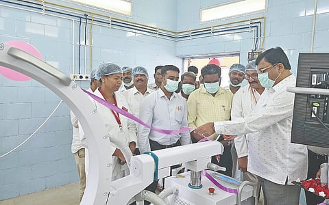 ಮಳವಳ್ಳಿ ಪಟ್ಟಣದ ತಾಲೂಕು ಆಸ್ಪತ್ರೆಯಲ್ಲಿ ನೂತನವಾಗಿ ಅಳವಡಿಸಲಾಗಿರುವ ಅತ್ಯಾಧುನಿಕ ತಂತ್ರಜ್ಞಾನ ಎಕ್ಸರೇ ಯಂತ್ರವನ್ನು ಗುರುವಾರ ಶಾಸಕ ಪಿ.ಎಂ.ನರೇಂದ್ರಸ್ವಾಮಿ ಉದ್ಘಾಟನೆ ಮಾಡಿದರು. ತಾಲೂಕು ಆರೋಗ್ಯಾಧಿಕಾರಿ ಡಾ.ವೀರಭದ್ರಪ್ಪ, ಆಸ್ಪತ್ರೆ ಆಡಳಿತ ವೈದ್ಯಾಧಿಕಾರಿ ಡಾ.ಸಂಜಯ್, ಡಾ.ಸುನೀಲ್, ದೊಡ್ಡಯ್ಯ, ಸಿ.ಪಿ.ರಾಜು ಇದ್ದರು.