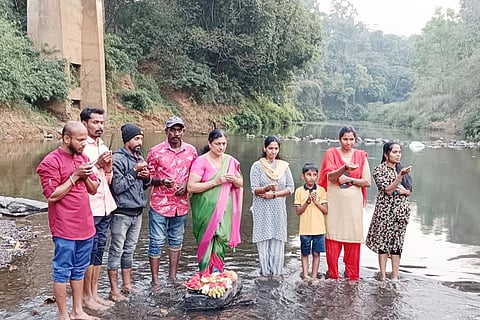 ಶ್ರೀ ಕ್ಷೇತ್ರ ಧರ್ಮಸ್ಥಳ ಗ್ರಾಮಾಭಿವೃದ್ಧಿ ಯೋಜನೆ ಸಂಘ ಹಾಗೂ ವಿಪತ್ತು ನಿರ್ವಹಣಾ ಶೌರ್ಯ ತಂಡದಿಂದ  ಕೊಟ್ಟಮುಡಿ ಸೇತುವೆ ಬಳಿಯ ಕಾವೇರಿ ನದಿ ತಟದಲ್ಲಿ ಆರತಿ ಬೆಳಗಿ ಪ್ರಾರ್ಥನೆ ಸಲ್ಲಿಸಲಾಯಿತು.