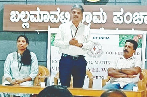ಬಲ್ಲಮಾವಟಿ ಗ್ರಾಮದ ಪಂಚಾಯಿತಿ ಸಭಾಂಗಣದಲ್ಲಿ ಕೇಂದ್ರ ಸರ್ಕಾರ, ಕಾಫಿ ಮಂಡಳಿ ವತಿಯಿಂದ ಆಯೋಜಿಸಿದ್ದ ಇಂಡಿಯಾ ಕಾಫಿ ಆಪ್ ನೋಂದಣಿ ಅಭಿಯಾನದಲ್ಲಿ ಕಾಫಿಮಂಡಳಿಯ ಹಿರಿಯ ಸಂಪರ್ಕಾಧಿಕಾರಿ ಬಸವರಾಜ್ ಮಾತನಾಡಿದರು. 