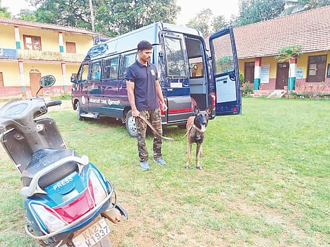 ನಾಪೋಕ್ಲು ಕೆಪಿಎಸ್ ಪ್ರಾಥಮಿಕ ಶಾಲೆಯಲ್ಲಿ ಪೊಲೀಸರು ಪರಿಶೀಲನೆ ನಡೆಸಿದರು.