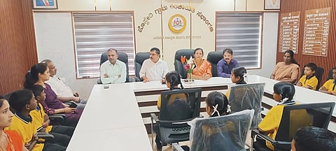 ಹಾಕತ್ತೂರಿನ ಸರ್ಕಾರಿ ಹಿರಿಯ ಪ್ರಾಥಮಿಕ ಶಾಲೆ ವಿದ್ಯಾರ್ಥಿಗಳು ಹೊಸಕೇರಿ ಗ್ರಾಮ ಪಂಚಾಯಿತಿ ಕಚೇರಿಗೆ ಭೇಟಿ ನೀಡಿ ಪಂಚಾಯಿತಿಯ ಆಡಳಿತ ಹಾಗೂ ಸೌಲಭ್ಯ, ಕೆಲಸ ಕಾರ್ಯಗಳ ಬಗ್ಗೆ ಸಮಗ್ರ ಮಾಹಿತಿ ಪಡೆದುಕೊಂಡರು. ಕುಮಾರಸ್ವಾಮಿ, ಸರಸ್ವತಿ ಇತರರಿದ್ದರು.  