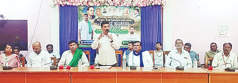 ಪಾಂಡವಪುರದ ತಾಪಂ ಸಭಾಂಗಣದಲ್ಲಿ ಎಸ್‌ಸಿಪಿ ಮತ್ತು ಟಿಎಸ್‌ಪಿ ಅನುದಾನ ಬಳಕೆ ಕುರಿತು ಆಯೋಜಿಸಿದ್ದ ವಿಚಾರ ಸಂಕಿರಣದಲ್ಲಿ ಹರಗಲವಾಡಿ ನಾಗೇಂದ್ರ ಮಾತನಾಡಿದರು. ಶಾಸಕ ದರ್ಶನ್ ಪುಟ್ಟಣ್ಣಯ್ಯ, ಎಸಿ ಕೆ.ಆರ್.ಶ್ರೀನಿವಾಸ್ ತಹಸೀಲ್ದಾರ್ ಆದರ್ಶ ಇತರರು ಇದ್ದರು.