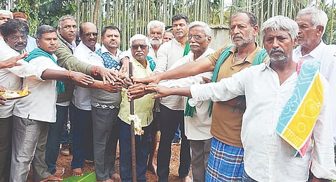 ಪಾಂಡವಪುರ ತಾಲೂಕಿನ ಚಿಕ್ಕಬೋಗನಹಳ್ಳಿ ಸಮೀಪ ಸಣ್ಣ ನೀರಾವರಿ ಇಲಾಖೆಯ ಅನುದಾನದಲ್ಲಿ ಚೆಕ್ ಡ್ಯಾಂ ನಿರ್ಮಾಣ ಕಾಮಗಾರಿಗೆ ಶಾಸಕ ದರ್ಶನ್ ಪಟ್ಟಣ್ಣಯ್ಯ ಭೂಮಿಪೂಜೆ ನೆರವೇರಿಸಿದರು. ರೈತಸಂಘದ ಜಿಲ್ಲಾಧ್ಯಕ್ಷ ಎ.ಎಲ್.ಕೆಂಪೂಗೌಡ, ತಾಲೂಕು ಅಧ್ಯಕ್ಷ ವೈ.ಪಿ.ಮಂಜು, ಮುಖಂಡರಾದ ಗೋವಿಂದೇಗೌಡ ಇತರರು ಇದ್ದರು.