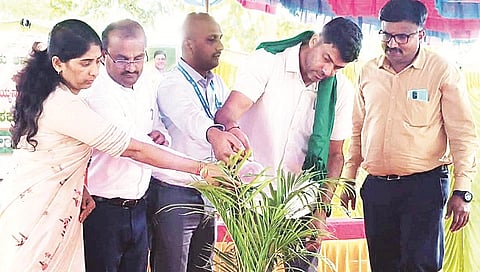 ಪಾಂಡವಪುರ ಪಟ್ಟಣದಲ್ಲಿ ಆಯೋಜಿಸಿದ್ದ ಪ್ರಜಾಸೇವಾ ಕಾರ್ಯಕ್ರಮವನ್ನು ಶಾಸಕ ದರ್ಶನ್ ಪುಟ್ಟಣ್ಣಯ್ಯ ಉದ್ಘಾಟಿಸಿದರು. ತಾಪಂ ಇಒ ವೀಣಾ, ಟಿಎಚ್‌ಒ ಡಾ.ಸಿ.ಎ.ಅರವಿಂದ್ ಇದ್ದರು.
