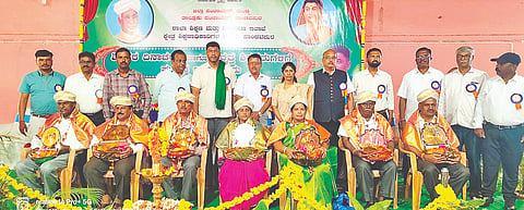 ಪಾಂಡವಪುರ ಪಟ್ಟಣದ ಟಿಎಪಿಸಿಎಂಎಸ್ ರೈತ ಸಭಾಂಗಣದಲ್ಲಿ ಆಯೋಜಿಸಿದ್ದ ಶಿಕ್ಷಕರ ದಿನಾಚರಣೆಯಲ್ಲಿ ಉತ್ತಮ ಶಿಕ್ಷಕರನ್ನು ಅಭಿನಂದಿಸಲಾಯಿತು. ಶಾಸಕ ದರ್ಶನ್ ಪುಟ್ಟಣ್ಣಯ್ಯ, ತಾಪಂ ಇಒ ವೀಣಾ ಇತರರು ಇದ್ದರು.