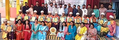 ಪಾಂಡವಪುರ ಪಟ್ಟಣದ ರೋಟರಿ ಶಿಕ್ಷಣ ಸಂಸ್ಥೆಯಲ್ಲಿ ಆಯೋಜಿಸಿದ್ದ ಸ್ನೇಹಸಮ್ಮಿಲ ಹಾಗೂ ಗುರುವಂದನಾ ಕಾರ್ಯಕ್ರಮದಲ್ಲಿ ಶಿಕ್ಷಕರನ್ನು ಅಭಿನಂದಿಸಲಾಯಿತು.