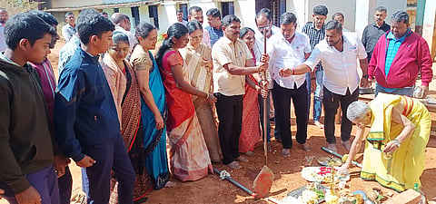 ಸರ್ಕಾರಿ ಪದವಿ ಪೂರ್ವ ಕಾಲೇಜು ಅವರದಲ್ಲಿ ಶಾಸಕ ಸೀಮೆಂಟ್ ಮಂಜು ಶೌಚಗೃಹ ನಿರ್ಮಾಣಕ್ಕೆ ಭೂಮಿ ಪೂಜೆ ನೆರವೇರಿಸಿದರು. ಸರ್ಕಾರಿ ಪದವಿ ಪೂರ್ವ ಕಾಲೇಜಿನ ಅಭಿವೃದ್ಧಿ ಮಂಡಳಿ ಅಧ್ಯಕ್ಷ ಕ್ಯಾಮನಹಳ್ಳಿ ರಾಜ್‌ಕುಮಾರ್, ಬಿಇಒ ಪುಷ್ಪಲತಾ, ಪ್ರಾಂಶುಪಾಲ ವೆಂಕಟೇಶ್, ವೆಂಕಟಮ್ಮ ಸೇರಿದಂತೆ ಇತರರು ಇದ್ದರು.