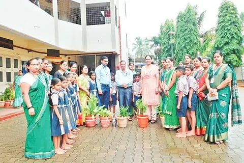 ಶಿಕಾರಿಪುರದ ಮೈತ್ರಿ ಪ್ರಾಥಮಿಕ ಶಾಲೆ ಮತ್ತು ಕುಮದ್ವತಿ ಪ್ರೌಢಶಾಲೆಯಲ್ಲಿ ಆಯೋಜಿಸಿದ್ದ ವಿಶ್ವ ಪರಿಸರ ದಿನಾಚರಣೆಯಲ್ಲಿ ಬಿ.ವೈ.ಉಮಾದೇವಿ, ವಿಶ್ವನಾಥ್, ಪ್ರಶಾಂತ್ ಇತರರಿದ್ದರು.