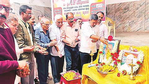  ನಗರದಲ್ಲಿ ಆಯೋಜಿಸಿದ್ದ ಮಾಜಿ ಶಾಸಕ ಬಿ.ಬಿ ಶಿವಪ್ಪ ಅವರ ಪುಣ್ಯಸ್ಮರಣೆ ಕಾರ್ಯಕ್ರಮದಲ್ಲಿ ಗಣ್ಯರು ಪಾಲ್ಗೊಂಡಿದ್ದರು.