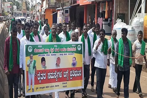 ಬಗರಹುಕುಂ ರೈತರನ್ನು ಒಕ್ಕಲೆಬ್ಬಿಸದಂತೆ ಆಗ್ರಹಿಸಿ ಸೊರಬ ತಾಲೂಕು ರೈತ ಸಂಘದ ಪದಾಧಿಕಾರಿಗಳು, ರೈತರು ರಾಜ್ಯಾಧ್ಯಕ್ಷ ಕೋಡಿಹಳ್ಳಿ ಚಂದ್ರಶೇಖರ್ ನೇತೃತ್ವದಲ್ಲಿ ಮೆರವಣಿಗೆ ನಡೆಸಿದರು. ಮಂಜುನಾಥ್, ಸುಭಾಷ್, ಎನ್.ಮಂಜುನಾಥ ಗೌಡ ಇತರರಿದ್ದರು.