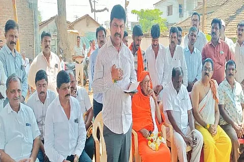 ಶಿರಾಳಕೊಪ್ಪದಲ್ಲಿ ಶ್ರೀ ದುರ್ಗಾ ದೇವಿ ನೂತನ ದೇವಸ್ಥಾನ ನಿರ್ಮಾಣಕ್ಕೆ ಗುದ್ದಲಿ ಪೂಜೆ ಕಾರ್ಯಕ್ರಮದಲ್ಲಿ ಲೋಕಸಭಾ ಸದಸ್ಯ ಬಿ.ವೈ.ರಾಘವೇಂದ್ರ ಮಾತನಾಡಿದರು. ಶ್ರೀ ಸಿದ್ದೇಶ್ವರ ಸ್ವಾಮೀಜಿ, ಮಂಚಿ ಶಿವಣ್ಣ ಇತರರಿದ್ದರು.