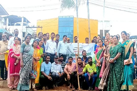ಪರಿಸರ ದಿನಾಚರಣೆ ಅಂಗವಾಗಿ ಶಿರಾಳಕೊಪ್ಪದ ಬಸ್ ನಿಲ್ದಾಣ ವೃತ್ತದಲ್ಲಿ ಪಾಮ್ ಮರಗಳನ್ನು ನೆಡಲಾಯಿತು. ಪರಶುರಾಮ, ರಾಘವೇಂದ್ರ, ರೂಪಾ ಸಂಜಯ್, ಬನಶಂಕರಿ ಇತರರಿದ್ದರು.
