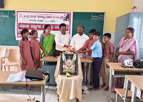 ವಿಜಯಪುರದ ಗುರಪ್ಪನ ಮಠದ ಸರ್ಕಾರಿ (ಪೂರ್ವ) ಹಿರಿಯ ಪ್ರಾಥಮಿಕ ಶಾಲೆಯಲ್ಲಿ ಹಮ್ಮಿಕೊಂಡಿದ್ದ ವಸ್ತು ವಿರೋಧಿ ದಿನಾಚರಣೆ ಜಾಗೃತಿ ಕಾರ್ಯಕ್ರಮವನ್ನು ಜನಜಾಗೃತಿ ವೇದಿಕೆಯ ಸದಸ್ಯ ಬಲಮುರಿ ಶ್ರೀನಿವಾಸ್​ ಉದ್ಘಾಟಿಸಿದರು. ಶಾಲೆಯ ಮುಖ್ಯ ಶಿಕ್ಷಕಿ ಸುಜಾತಾ, ಧರ್ಮಸ್ಥಳ ಯೋಜನೆಯ ಮೇಲ್ವಿಚಾರಕರು, ಸೇವಾ ಪ್ರತಿನಿಧಿಗಳು ಹಾಗೂ ವಿದ್ಯಾರ್ಥಿಗಳು ಇದ್ದರು. 