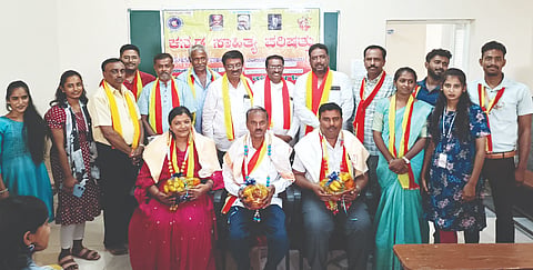 ವಿಜಯಪುರದ ಸಾಯಿ ಜ್ಞಾನಗಂಗಾ ಪದವಿ ಕಾಲೇಜಿನಲ್ಲಿ ಹಮ್ಮಿಕೊಂಡಿದ್ದ ಕಸಾಪ 112ನೇ ಸಂಸ್ಥಾಪನಾ ದಿನಾಚರಣೆಯಲ್ಲಿ ತಾಲೂಕು ಕಸಾಪ ಅಧ್ಯಕ್ಷ ಆರ್​.ಕೆ.ನಂಜೇಗೌಡ, ಪ್ರಗತಿಪರ ರೈತ ಧರ್ಮಪುರದ ಗೋವಿಂದಪ್ಪ, ಶಿಕ್ಷಕಿ ಸುಕನ್ಯಾ ಬೈರೇಗೌಡ ಹಾಗೂ ಪ್ರಾಂಶುಪಾಲ ಪ್ರದಿಪ್​ ಅವರನ್ನು ಸನ್ಮಾನಿಸಲಾಯಿತು. ಟೌನ್​ ಕಸಾಪ ಅಧ್ಯಕ್ಷ ಕನಕರಾಜು, ಕಾರ್ಯದರ್ಶಿ ಪರಮೇಶಿ, ಉಪಾಧ್ಯಕ್ಷ ಜೆ.ಆರ್​.ಮನುವೀರಣ್ಣ, ಉಪನ್ಯಾಸಕರಾದ ಹರ್ಷ, ನಾಗೇಶ್​ ಇತರರು ಇದ್ದರು. 