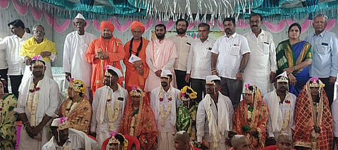  ಹುನಗುಂದ ತಾಲೂಕಿನ ಅಮರಾವತಿಯ ಬೈಲಬಸವೇಶ್ವರ ಜಾತ್ರಾಮಹೋತ್ಸವ ನಿಮಿತ್ತ ಹಮ್ಮಿಕೊಂಡಿದ್ದ ಸಾಮೂಹಿಕ ವಿವಾಹ ಕಾರ್ಯಕ್ರಮದಲ್ಲಿ ಸಚಿವ ವಿಜಯಾನಂದ ಕಾಶಪ್ಪನವರ ಮಾತನಾಡಿದರು. ದೇವಾನಂದ ಕಾಶಪ್ಪನವರ, ಅಮೀನಪ್ಪ ಸಂದಿಗವಾಡ, ಅಂದಾನೆಪ್ಪ ಹವಾಲ್ದಾರ್, ಬಸವರಾಜ ಗೌಡರ ಇತರರಿದ್ದರು.