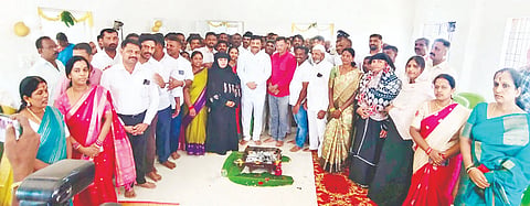 ಹಲಗೂರು ಗ್ರಾಮ ಪಂಚಾಯಿತಿ ಕಚೇರಿ ಮತ್ತು ರಾಜೀವ್ ಗಾಂಧಿ ಸೇವಾ ಕೇಂದ್ರದ ನೂತನ ಕಟ್ಟಡವನ್ನು ಶಾಸಕ ಪಿ.ಎಂ.ನರೇಂದ್ರಸ್ವಾಮಿ ಉದ್ಘಾಟಿಸಿದರು. ಗುಲ್ನಾಜ್ ಭಾನು, ಉಪಾಧ್ಯಕ್ಷೆ ಲತಾ, ಚೆಂದಿಲ್, ಆನಂದ್ ಇತರರು ಇದ್ದರು.