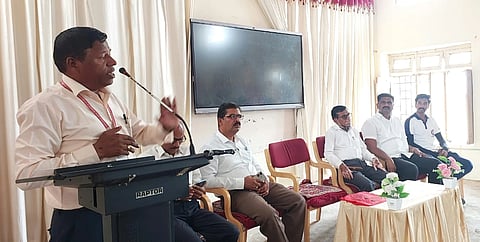 ಹುನಗುಂದದ ವಿ.ಎಂ.ಕೆ.ಎಸ್.ಆರ್. ಮಹಾವಿದ್ಯಾಲಯದಲ್ಲಿ ನಡೆದ ವಿಶ್ವ ಪರಿಸರ ದಿನಾಚರಣೆಯಲ್ಲಿ ಪ್ರಾಚಾರ್ಯ ಡಾ. ಎಸ್.ಆರ್. ಗೋಲಗೊಂಡ ಮಾತನಾಡಿದರು. ಪಕ್ಕದಲ್ಲಿ ಪ್ರೊ. ಎಸ್.ಬಿ. ಚಳಗೇರಿ ಹಾಗೂ ಡಾ. ಎಸ್.ಆರ್. ನಾಗಣ್ಣವರ ಇತರರಿದ್ದರು. ಉಪಸ್ಥಿತರಿದ್ದರು.