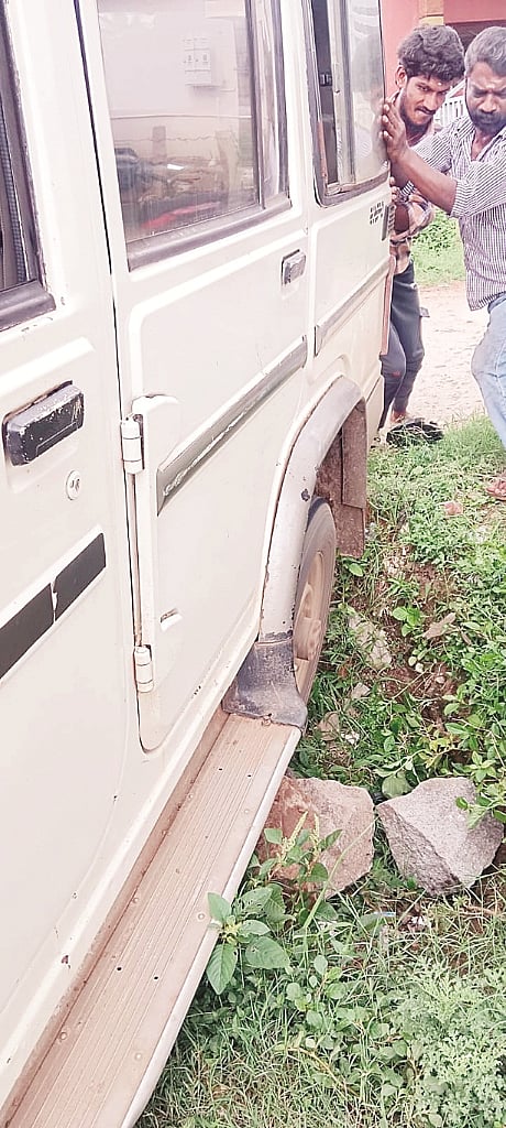 ವಾಲ್ ಗುಂಡಿಗೆ ಬಿದ್ದ ಜೀಪ್ ಅನ್ನು  ಸ್ಥಳೀಯರು ಮೇಲೆತ್ತುತ್ತಿರುವುದು.