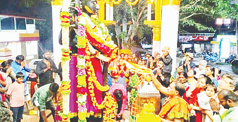 ಆಷಾಢ ಮಾಸದ ಪ್ರಯುಕ್ತ  ಕೊಪ್ಪದಲ್ಲಿ ಕಾವೇರಿ ಮಾತೆ ಪ್ರತಿಮೆಗೆ ವಿಶೇಷ ಪೂಜೆ ನೆರವೇರಿಸಲಾಯಿತು. ಬೆಬೀಂದ್ರ ಪ್ರಸಾದ್, ವಿಜೇಂದ್ರ ಪ್ರಸಾದ್, ರವೀಂದ್ರ ಪ್ರಸಾದ್, ರುದ್ರೇಶ್, ಸೋಮಶೇಖರ್ ಇತರರಿದ್ದರು.