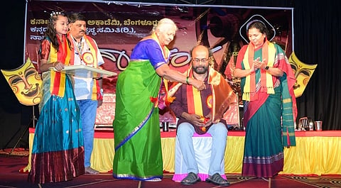 ನಾಗಮಂಗಲ ಪಟ್ಟಣದ ಸರ್ಕಾರಿ ಪದವಿ ಪೂರ್ವ ಕಾಲೇಜಿನ ಡಾ.ಎಸ್.ಎಲ್.ಭೈರಪ್ಪ ನೆನಪಿನ ವೇದಿಕೆಯಲ್ಲಿ ಕನ್ನಡ ಸಂಘ ಆಯೋಜಿಸಿದ್ದ ರಾಜ್ಯಮಟ್ಟದ ನಾಗರಂಗ ನಾಟಕೋತ್ಸವದ ಸಮಾರೋಪ ಸಮಾರಂಭದಲ್ಲಿ ಮೈಸೂರು ರಂಗಾಯಣ ನಿರ್ದೇಶಕ ತಿಪಟೂರು ಸತೀಶ್ ಅವರಿಗೆ ನುಡಿಗೌರವ ಸಲ್ಲಿಸಲಾಯಿತು. ಕನ್ನಡ ಸಂಘದ ಅಧ್ಯಕ್ಷೆ ಪುಟ್ಟಮ್ಮ ಮಾಯಣ್ಣಗೌಡ ಇದ್ದರು.