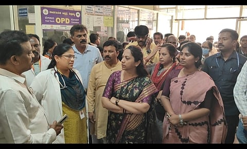 ಶಿಡ್ಲಘಟ್ಟ ನಗರದ ಸಾರ್ವಜನಿಕ ಆಸ್ಪತ್ರೆಗೆ ರಾಜ್ಯ ಮಹಿಳಾ ಆಯೋಗದ ಅಧ್ಯಕ್ಷೆ ನಾಗಲಕ್ಷ್ಮೀ ಭೇಟಿ ನೀಡಿ ಪರಿಶೀಲಿಸಿದರು.