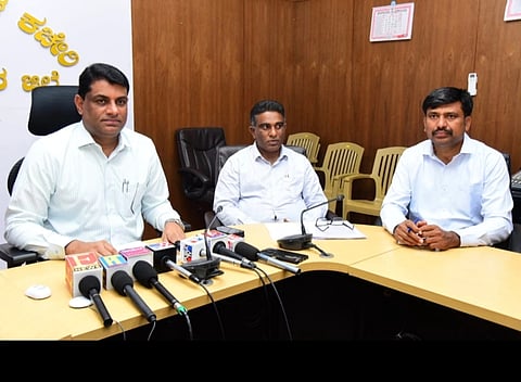 ಜನಗಣತಿ ಪೂರ್ವಸಿದ್ಧತಾ ಸಭೆಯಲ್ಲಿ ಡಿಸಿ ಜಿ.ಪ್ರಭು, ಎಡಿಸಿ ಎನ್.ಭಾಸ್ಕರ್ ಮತ್ತಿತರರು ಇದ್ದರು.