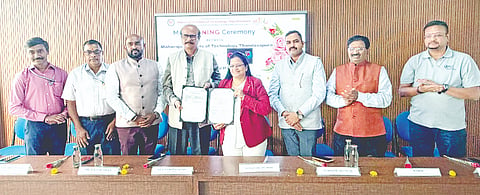ನಂಜನಗೂಡು ತಾಲೂಕಿನ ತಾಂಡವಪುರ ಹೊರವಲಯದಲ್ಲಿರುವ ಎಂಐಟಿ ತಾಂತ್ರಿಕ ವಿಶ್ವವಿದ್ಯಾಲಯದಲ್ಲಿ ಆಯೋಜಿಸಲಾಗಿದ್ದ ಮೂರು ದಿನಗಳ ಸೈಬರ್ ಸೆಕ್ಯೂರಿಟಿ ಕಾರ್ಯಾಗಾರದಲ್ಲಿ ಸೈಬಿ ಗ್ಲೋಬ್ ಕಂಪನಿಯ ಜತೆಗಿನ ಒಡಂಬಡಿಕೆ ಪತ್ರವನ್ನು ಪ್ರದರ್ಶಿಸಲಾಯಿತು. ಡಾ. ವೈ.ಟಿ.ಕೃಷ್ಣೇಗೌಡ, ಸತ್ಯಾವತಿ ದೇವಧಾರಿ, ಕೆ.ಎಸ್.ಸುಧೀರ್, ಡಾ. ಎಚ್.ಟಿ.ಚೇತನ್ ಇತರರು ಇದ್ದರು. 